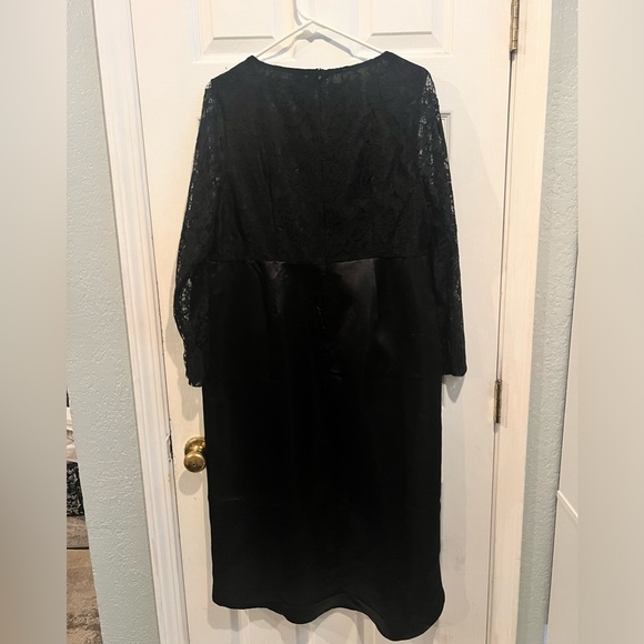 Lace dress with satin bottom - Picture 2 of 3